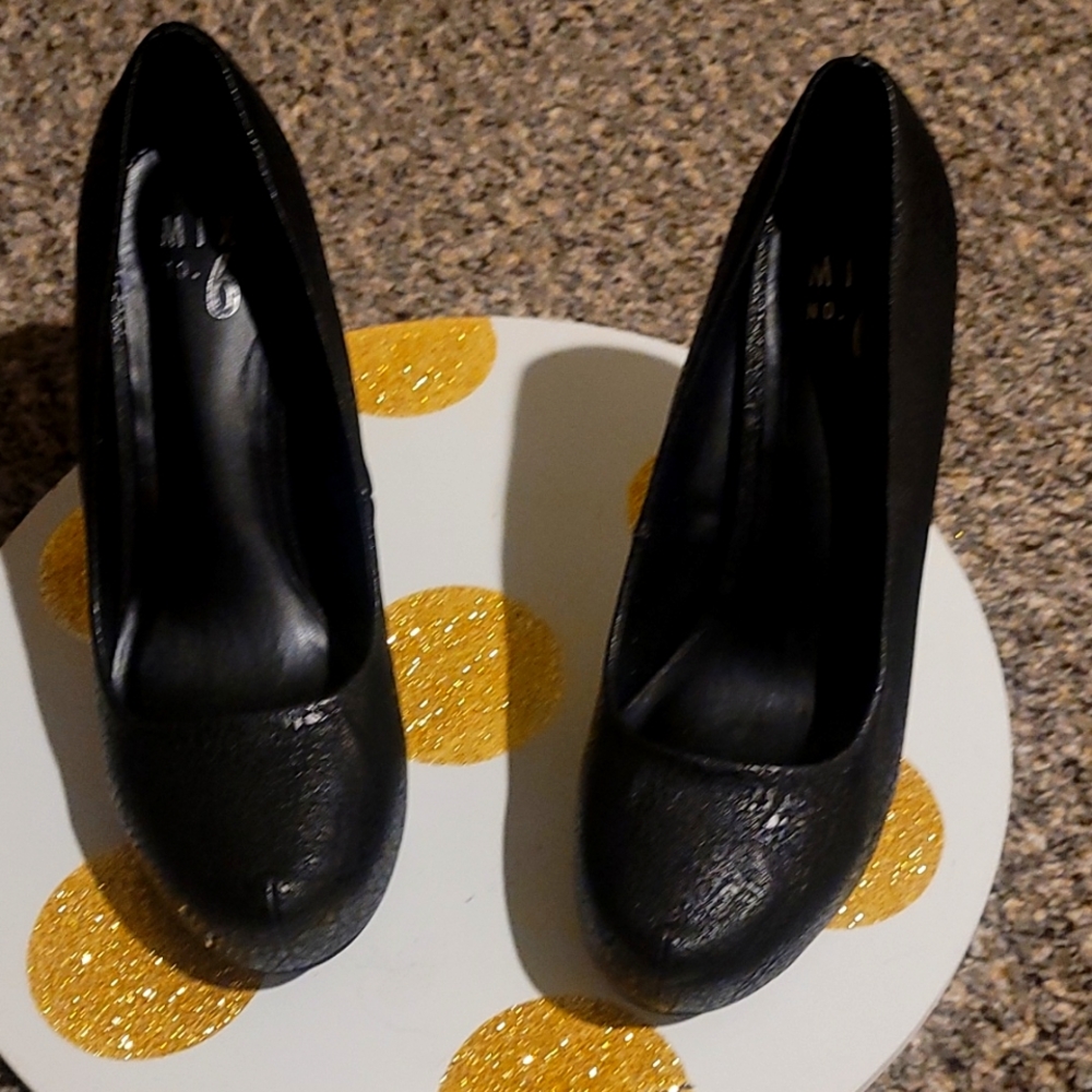 Black ⚫️ skinny 👠 pumps